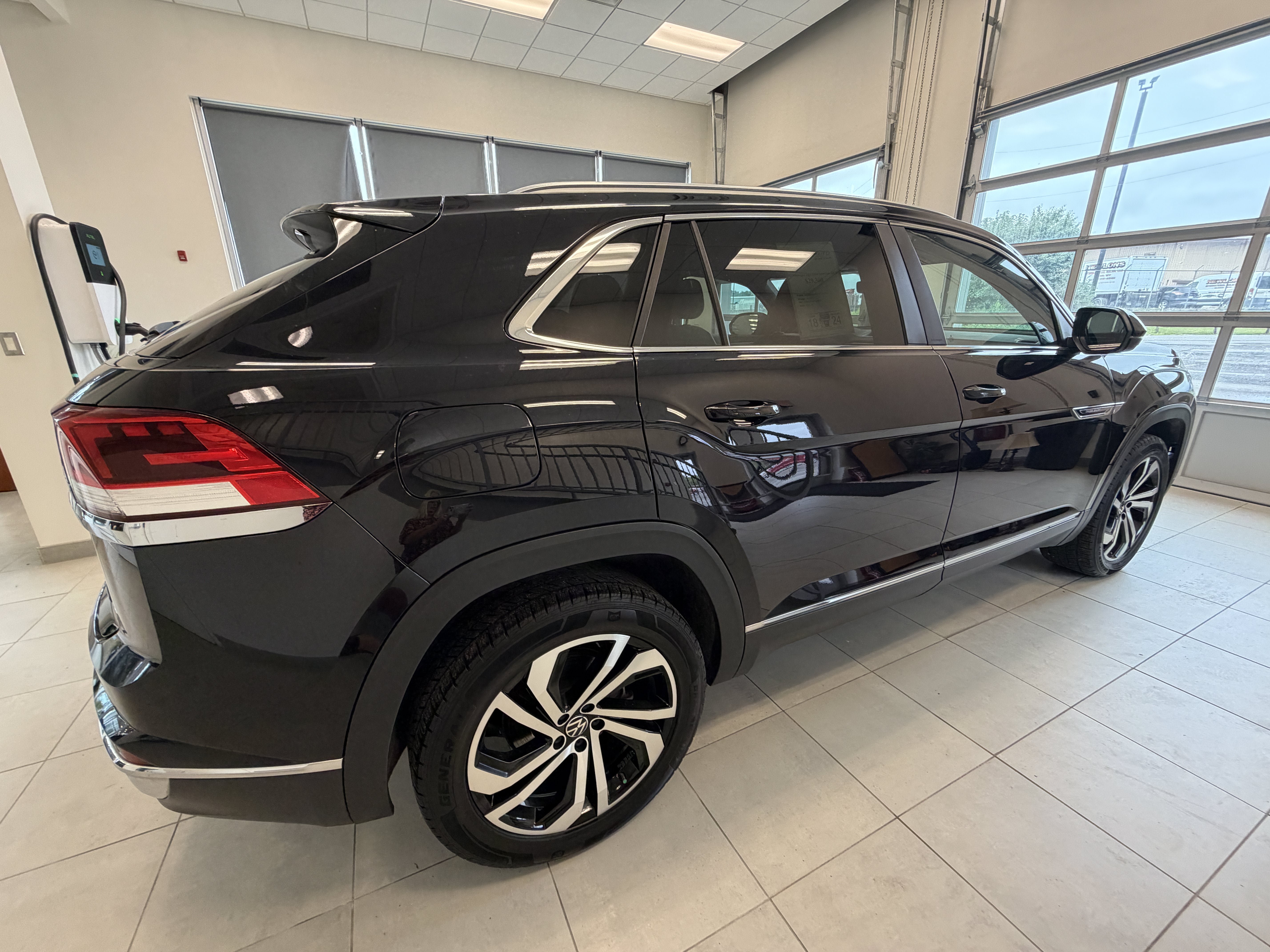 Used 2023 Volkswagen Atlas Cross Sport SEL AWD/4WD image 2