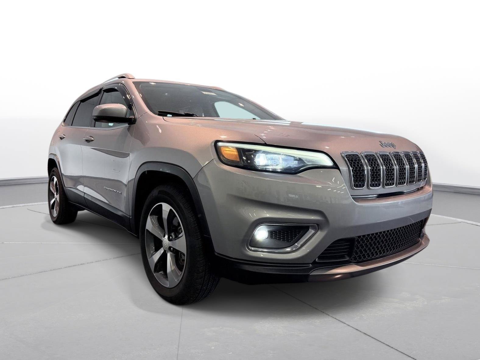 Used 2019 Jeep Cherokee Limited AWD/4WD image 3