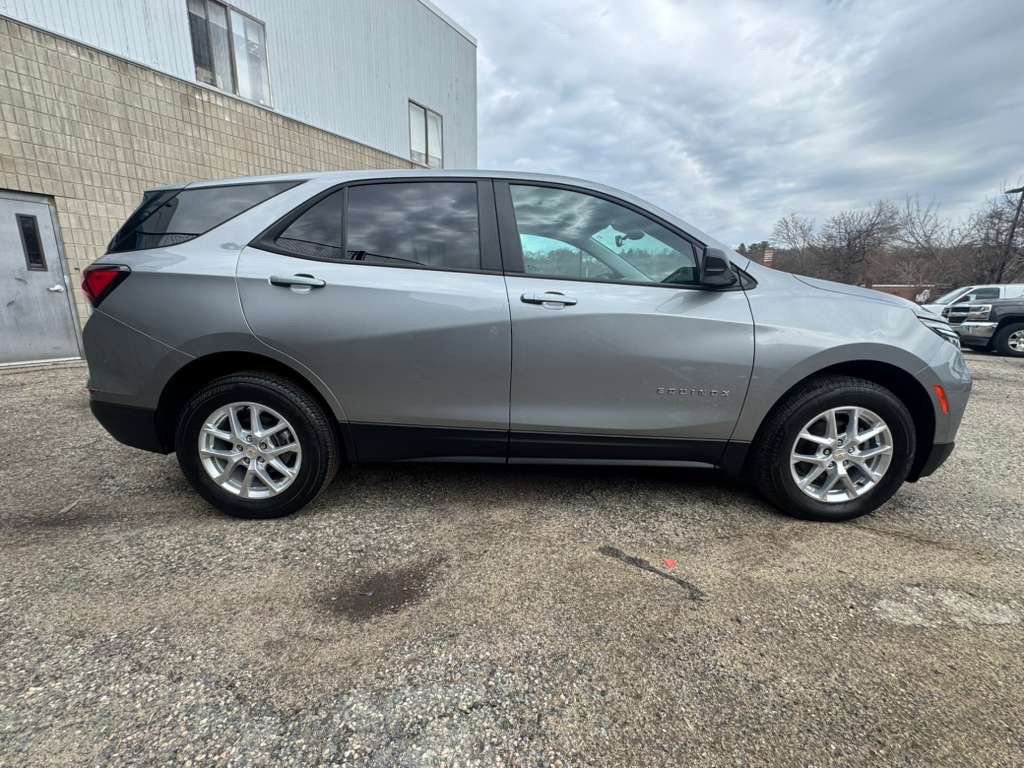 Used 2024 Chevrolet Equinox LS w/ LS Convenience Package image 7