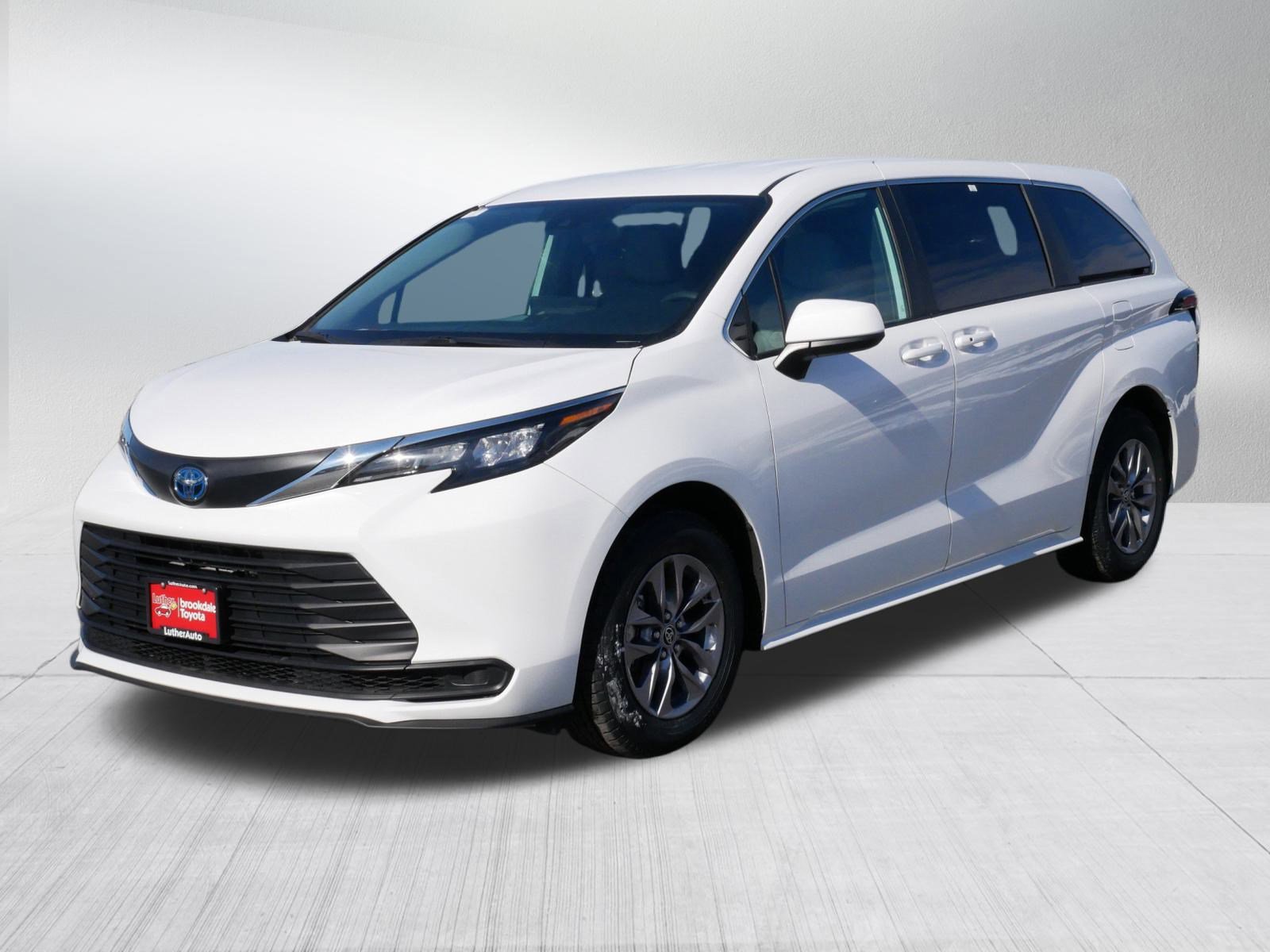 Certified 2025 Toyota Sienna LE image 3