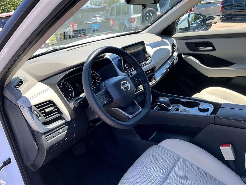 Used 2025 Nissan Rogue SV AWD/4WD image 8