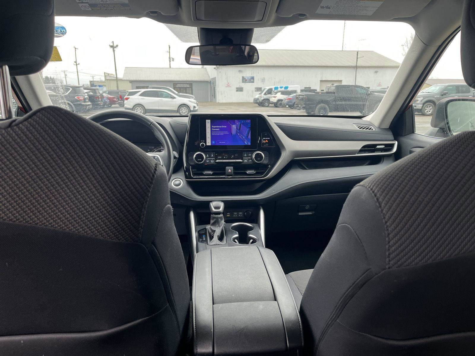 Used 2024 Toyota Highlander LE image 25