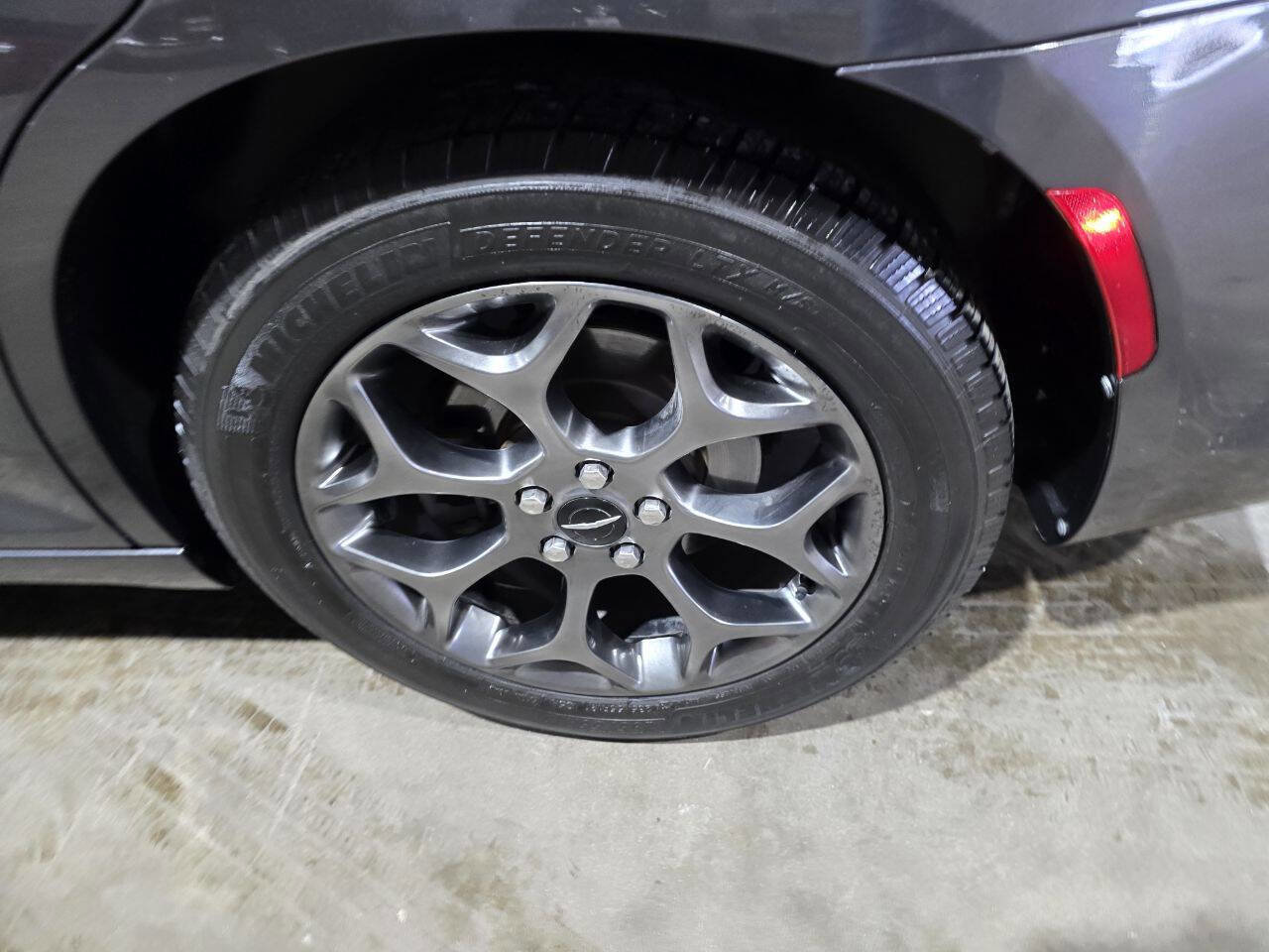 Used 2015 Chrysler 300 S image 21