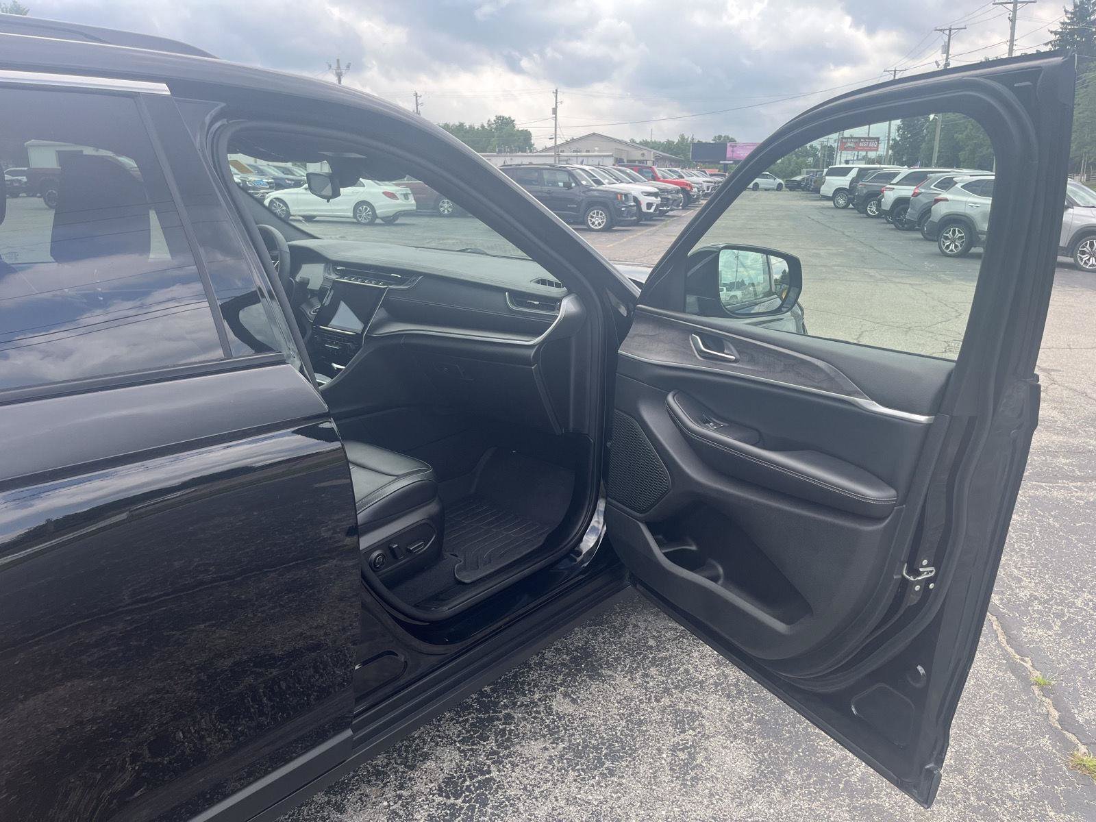 Used 2024 Jeep Grand Cherokee Limited AWD/4WD image 36