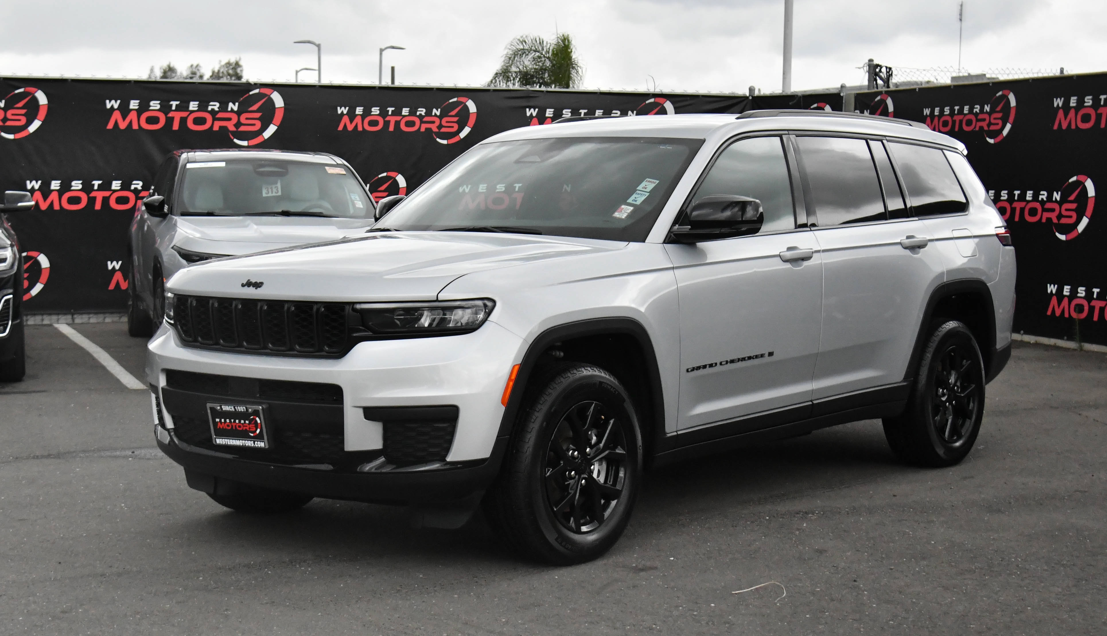 Used 2024 Jeep Grand Cherokee L Laredo AWD/4WD image 3