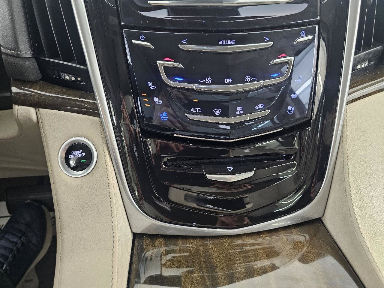 Used 2020 Cadillac Escalade Luxury AWD/4WD image 23