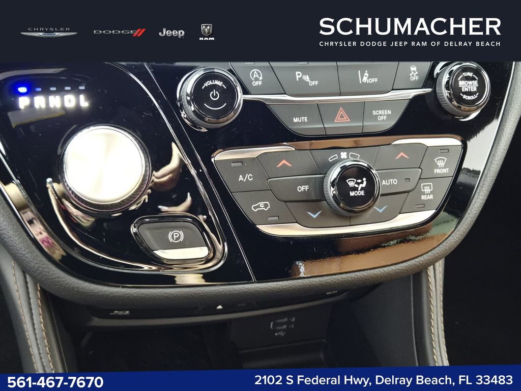 New 2026 Chrysler Pacifica Pinnacle w/ Trailer Tow Group AWD/4WD image 16
