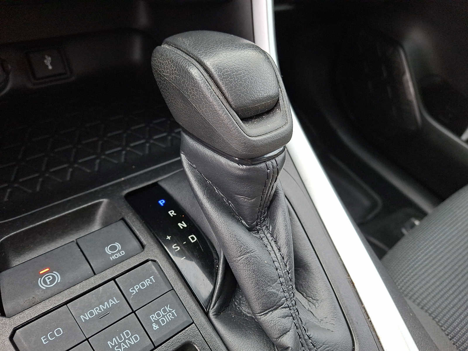 Used 2022 Toyota RAV4 LE image 12