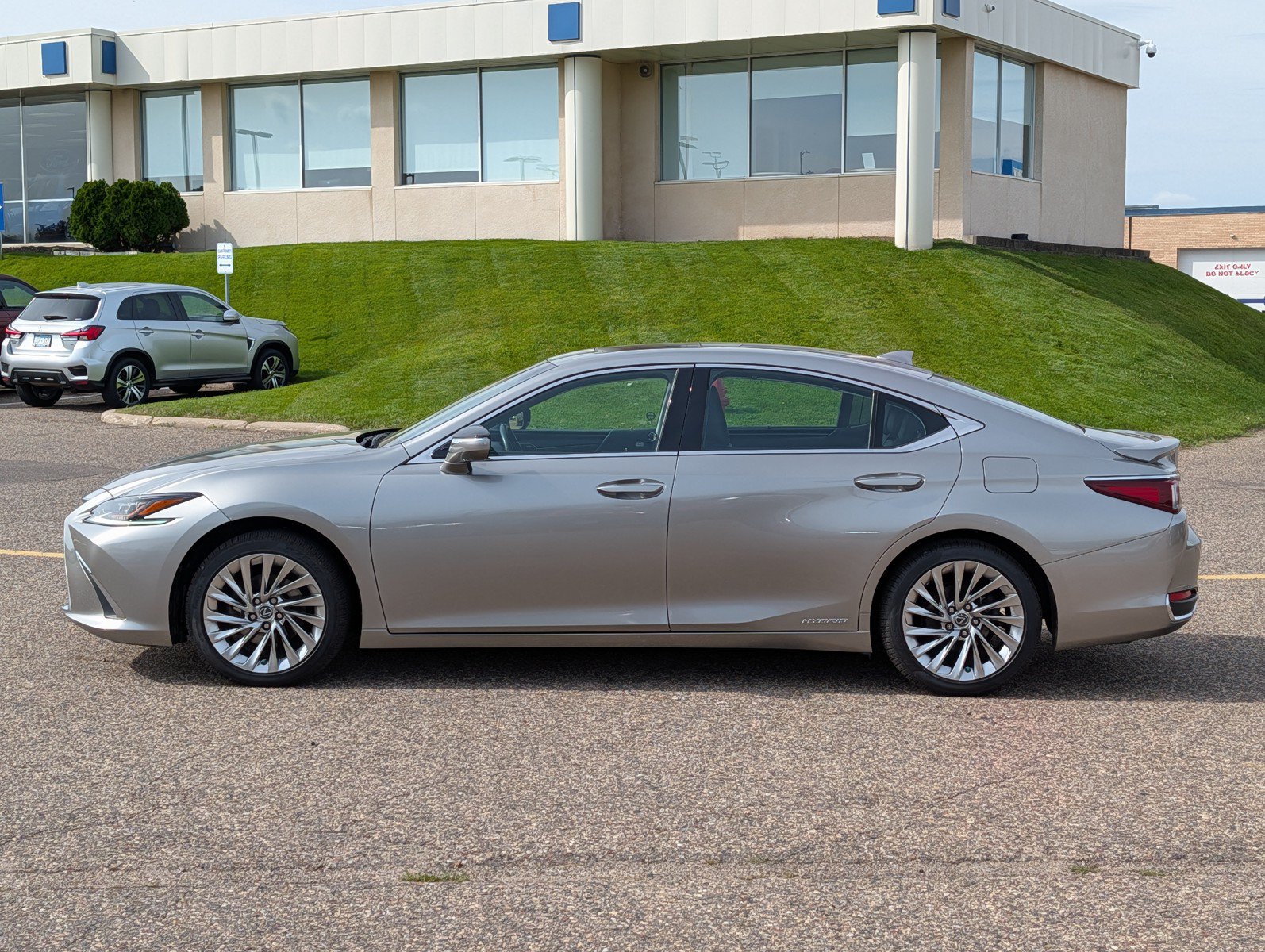 Used 2020 Lexus ES 300h FWD image 2