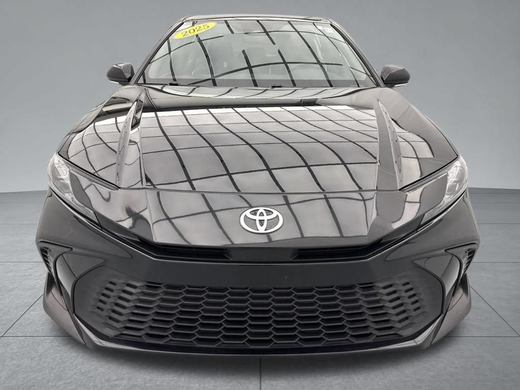 Used 2025 Toyota Camry SE FWD image 2