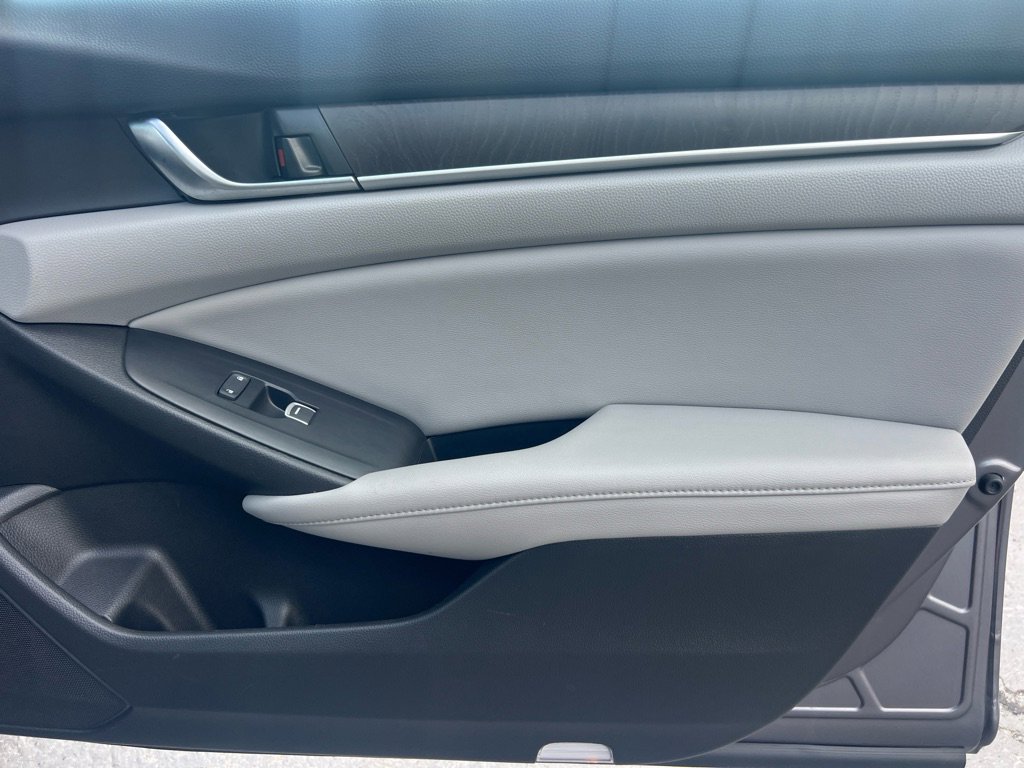 Used 2018 Honda Accord Touring image 18