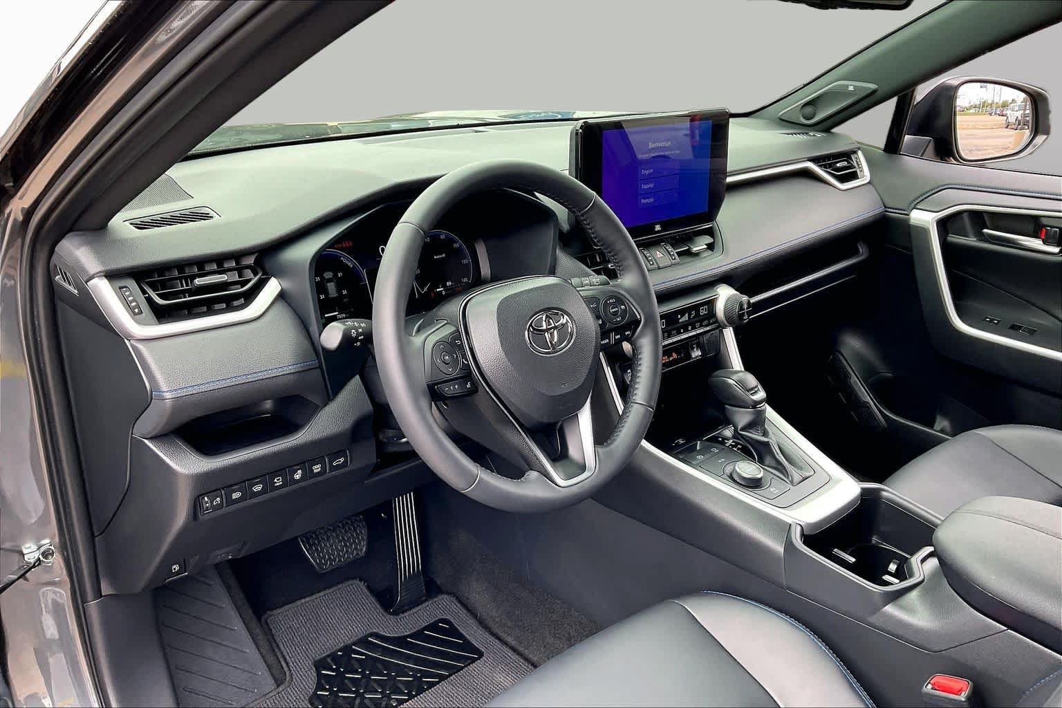 Used 2025 Toyota RAV4 XSE AWD/4WD image 18