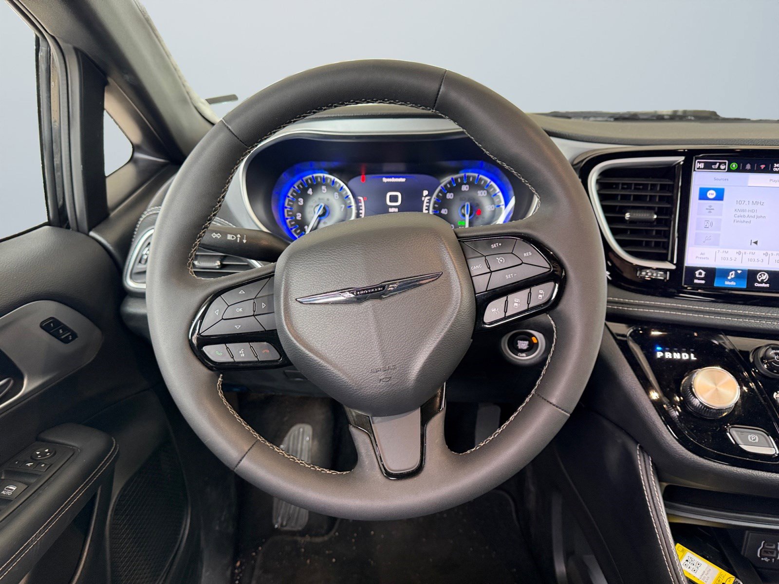 Used 2025 Chrysler Pacifica Limited image 14