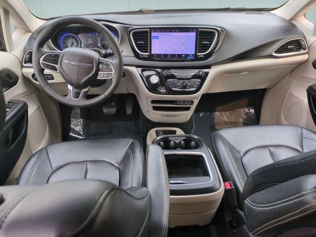 Used 2024 Chrysler Pacifica Touring-L FWD image 19