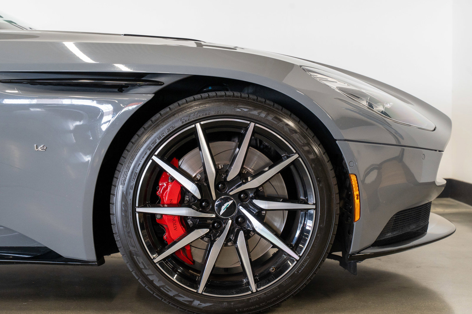 Used 2018 Aston Martin DB11 V12 RWD image 36