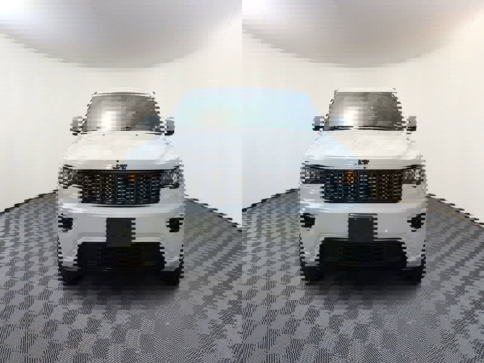 Used 2021 Jeep Grand Cherokee Laredo X AWD/4WD image 3