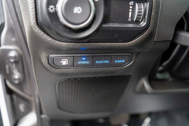 Used 2023 Jeep Wrangler Unlimited Sahara w/ Cold Weather Group AWD/4WD image 18