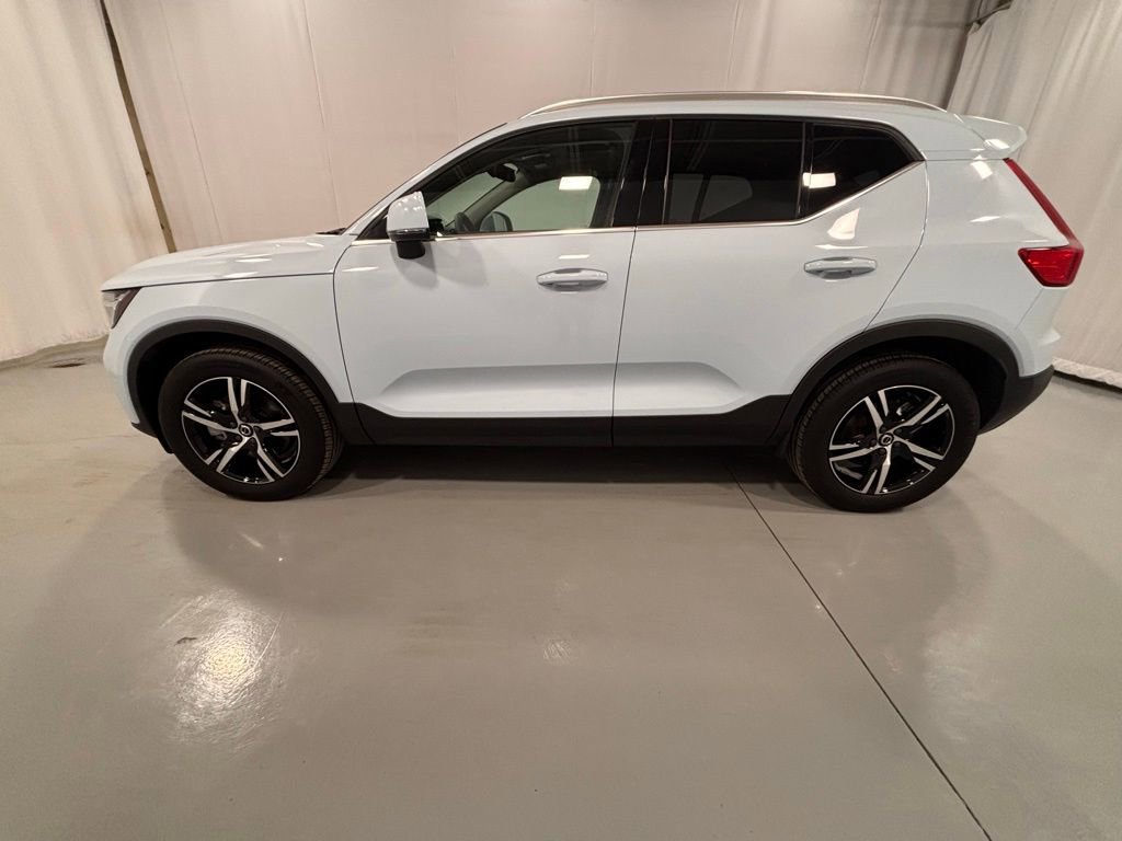 Certified 2025 Volvo XC40 B5 Core image 9