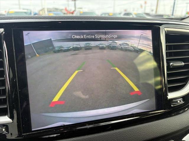 Used 2024 Chrysler Pacifica Touring-L image 11