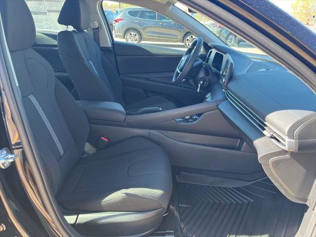 Used 2025 Hyundai Elantra SE image 19
