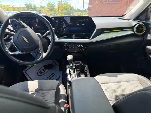 Used 2024 Chevrolet Trax LT w/ Sunroof Package FWD image 17