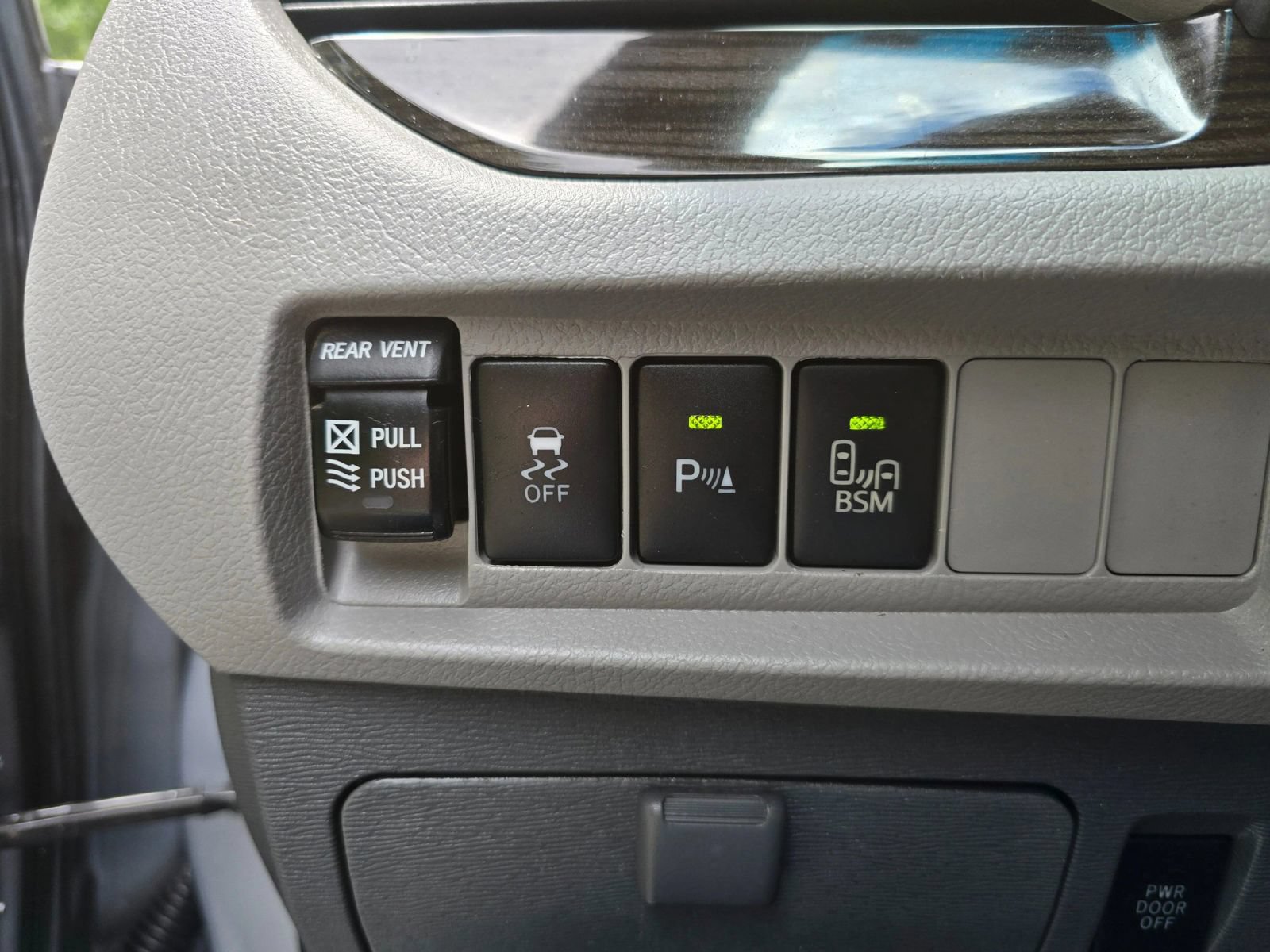 Used 2015 Toyota Sienna XLE w/ XLE Navigation Package FWD image 26