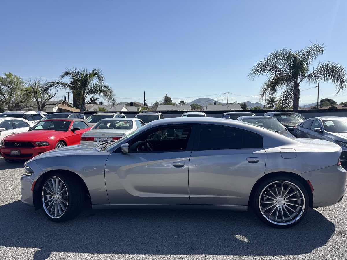 Used 2016 Dodge Charger SXT image 2