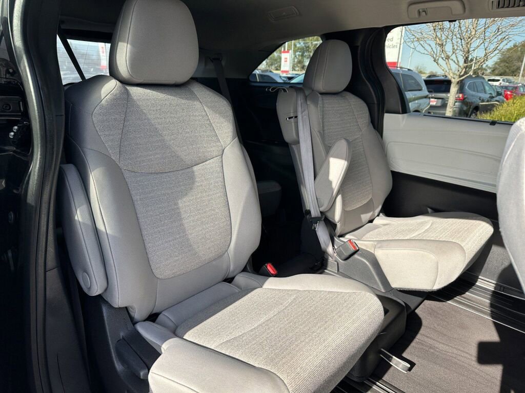Certified 2025 Toyota Sienna LE image 14