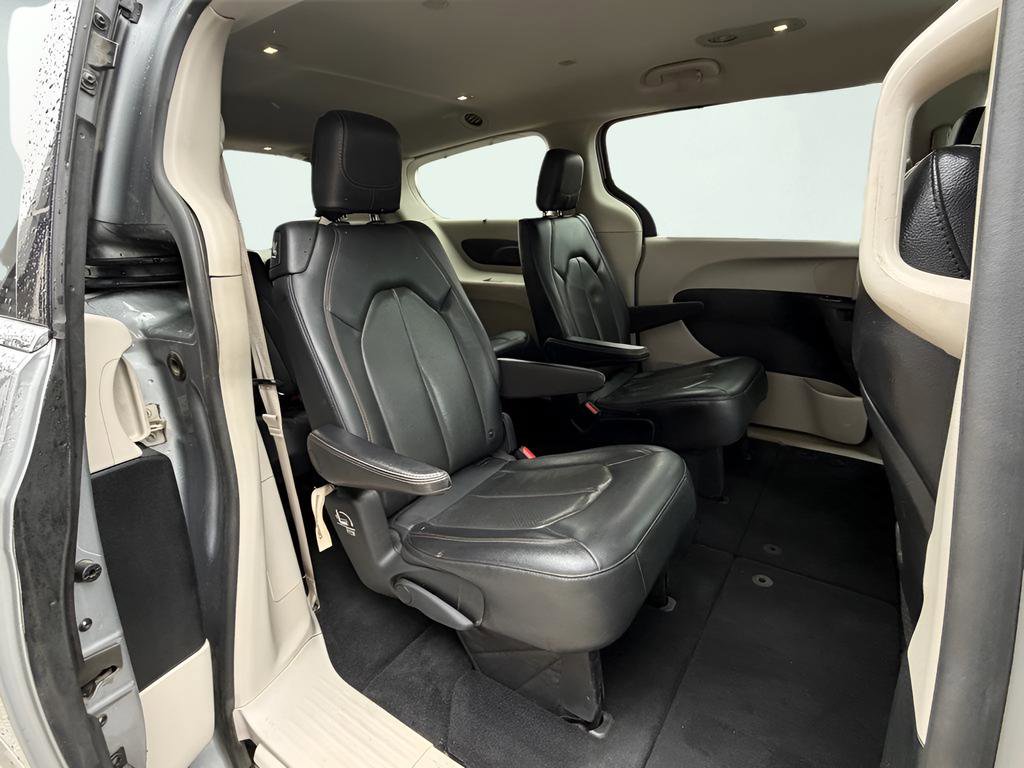 Used 2019 Chrysler Pacifica Touring-L FWD image 33