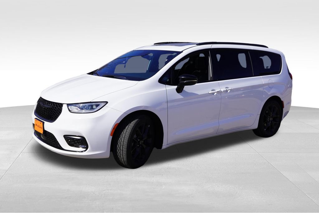 Used 2025 Chrysler Pacifica Limited image 10