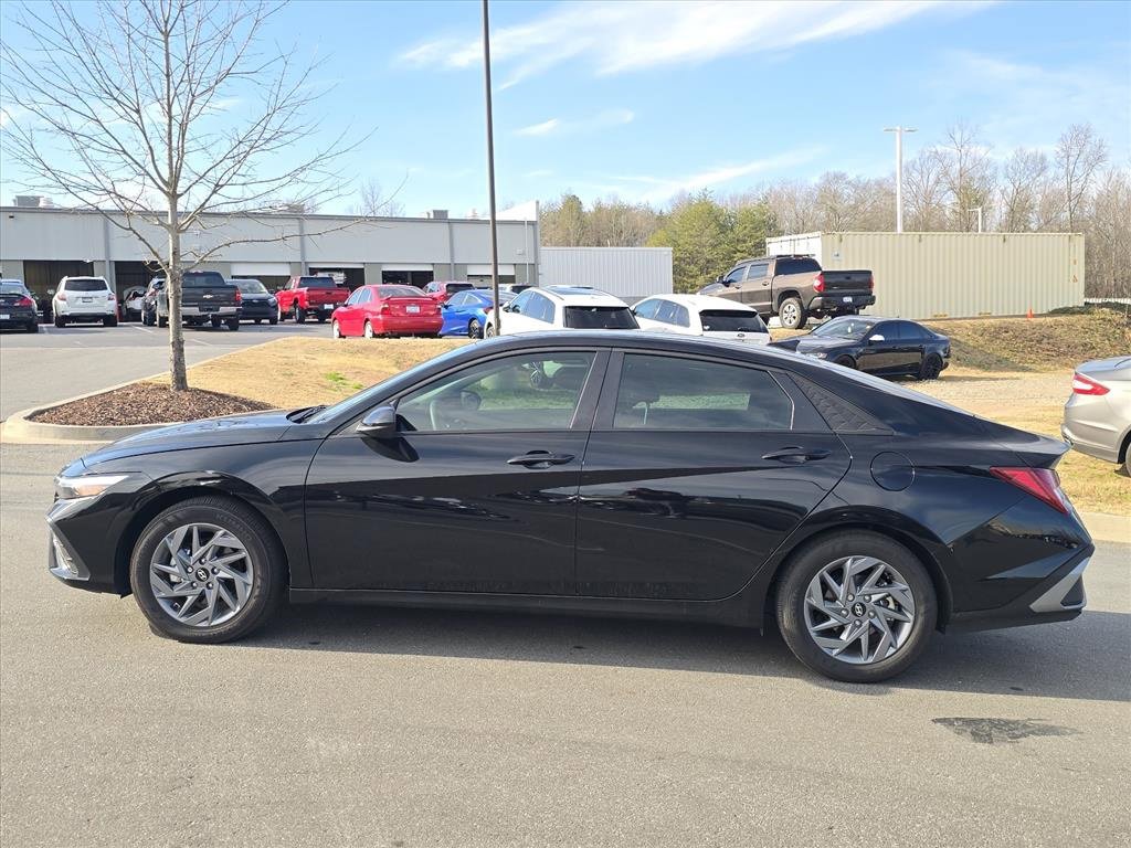 Used 2025 Hyundai Elantra Blue image 6