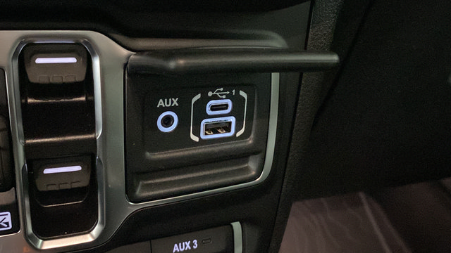 Certified 2025 Jeep Gladiator Mojave AWD/4WD image 34