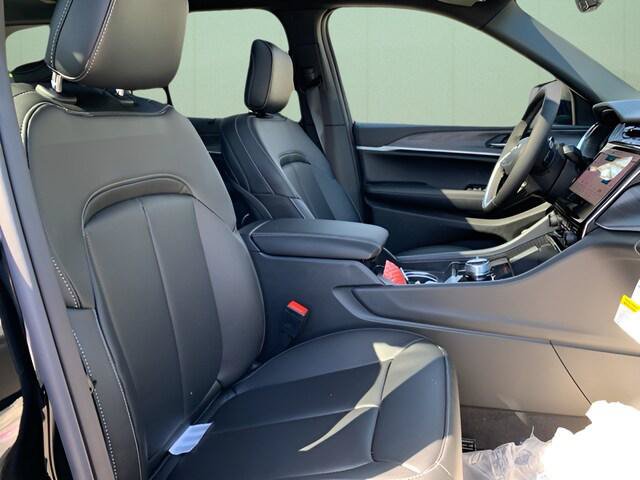 Certified 2025 Jeep Grand Cherokee Limited w/ Luxury Tech Group II AWD/4WD image 32