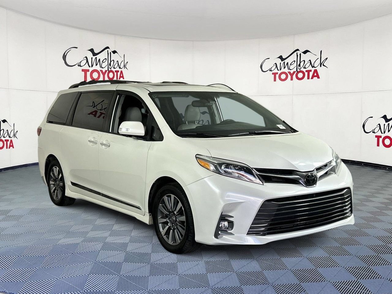Used 2020 Toyota Sienna Limited Premium w/ Carpet Mat Package FWD image 3
