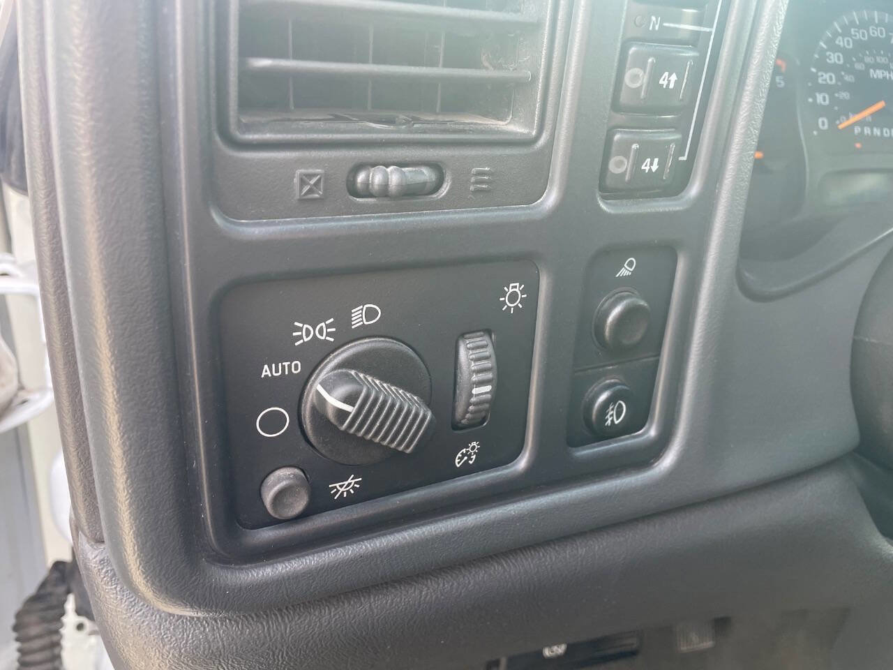 Used 2006 Chevrolet Silverado 2500 LT w/ Heavy-Duty Power Package image 15