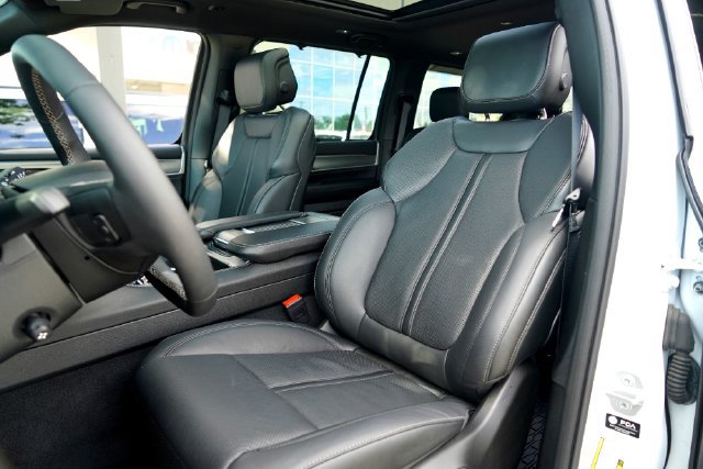 Used 2026 Jeep Grand Wagoneer Limited AWD/4WD image 10