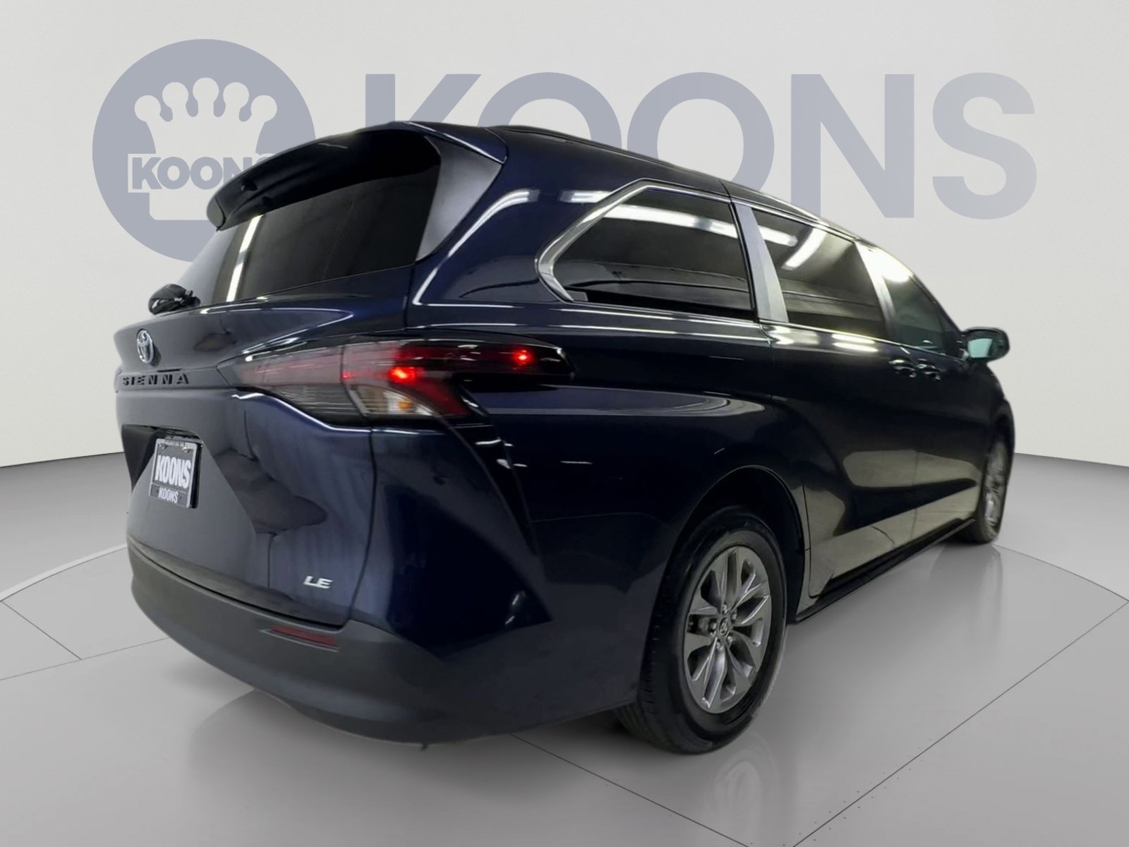 Used 2025 Toyota Sienna LE AWD/4WD image 11
