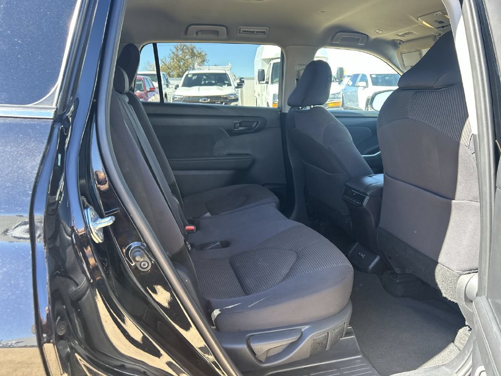 Used 2025 Toyota Highlander LE AWD/4WD image 31