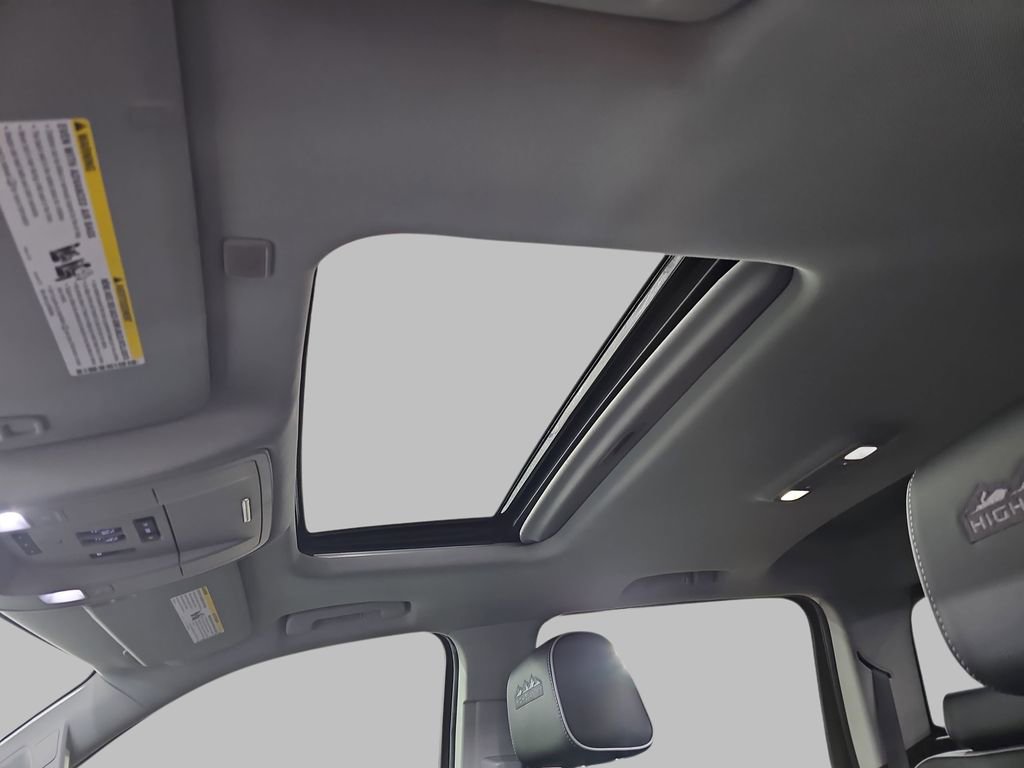 Used 2018 Chevrolet Silverado 1500 High Country image 35