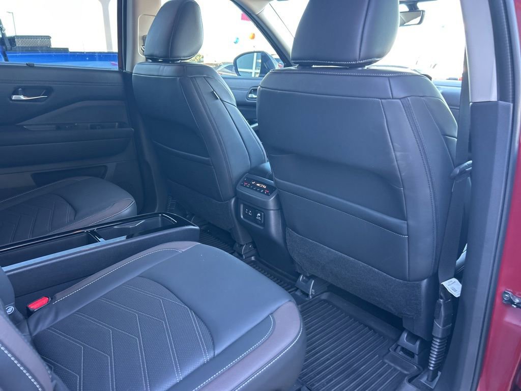 Used 2024 Nissan Pathfinder Platinum image 29