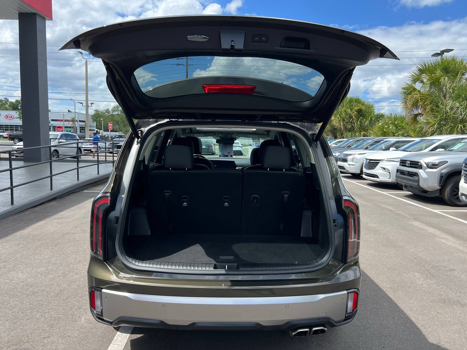 Used 2025 Kia Telluride EX w/ EX Captain's Chair Package FWD image 21