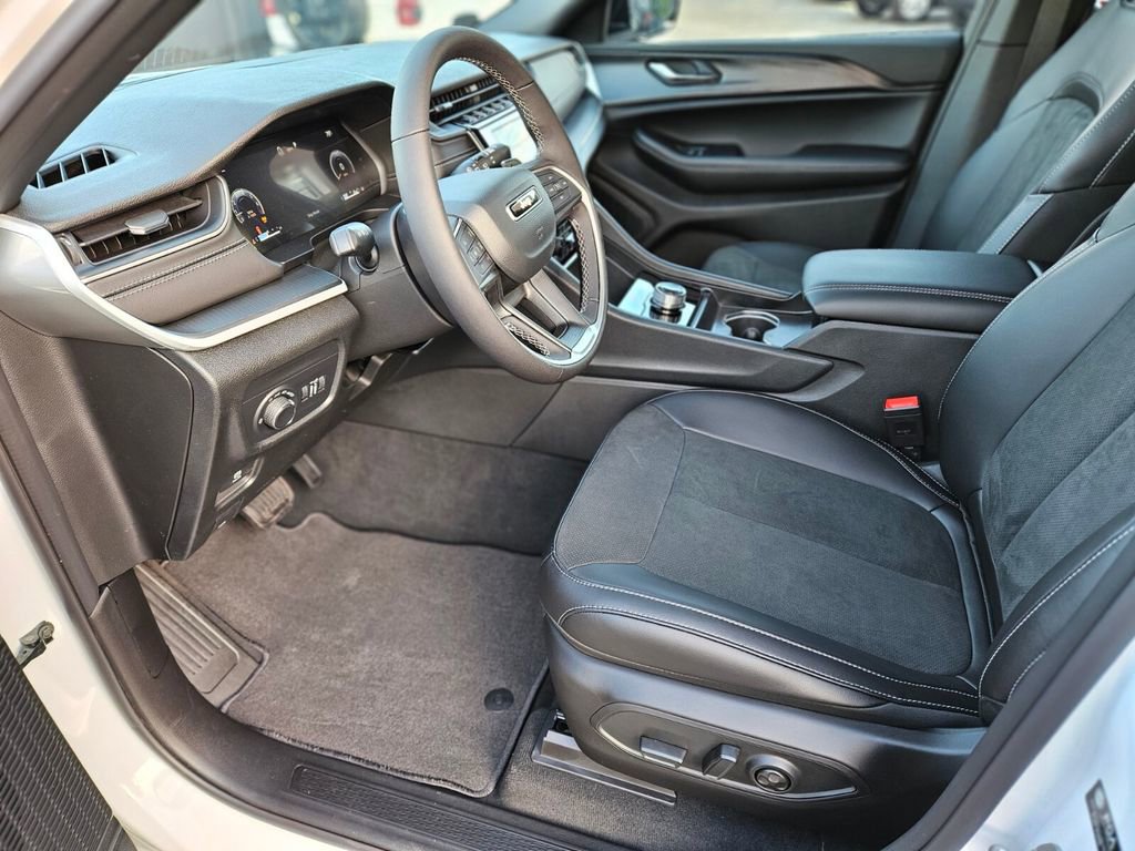 New 2025 Jeep Grand Cherokee Altitude image 18