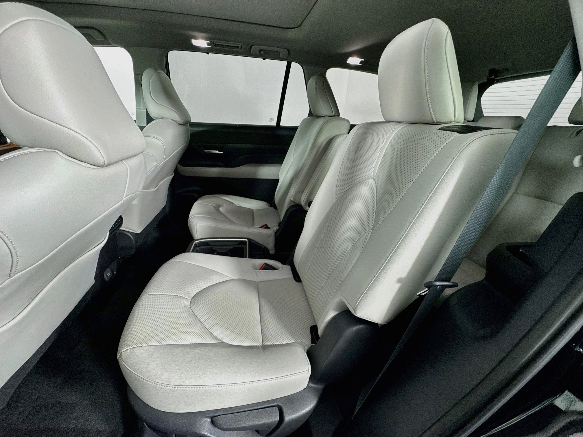 Used 2025 Toyota Grand Highlander AWD Hybrid image 25