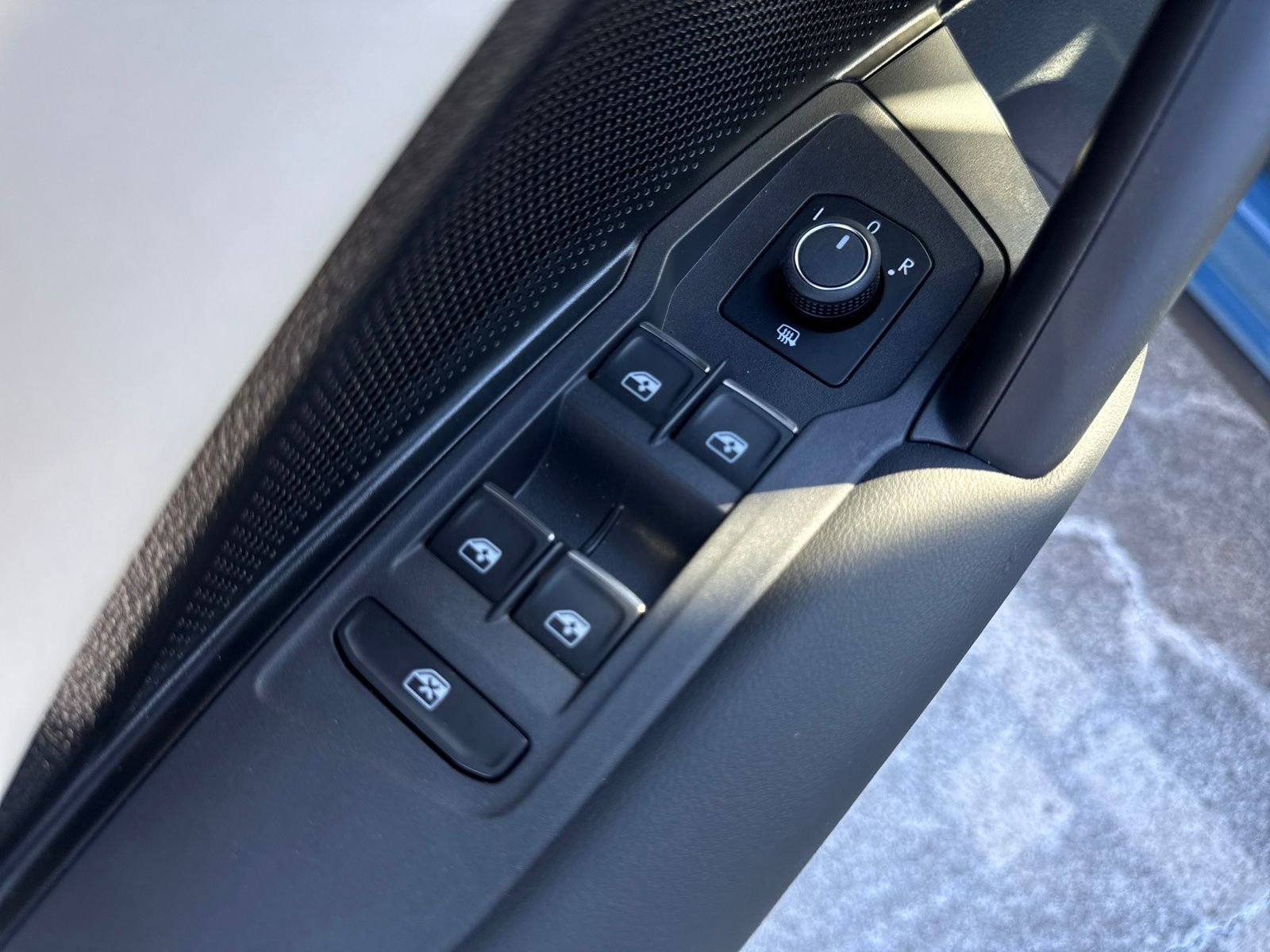 Used 2025 Volkswagen Tiguan SE image 12