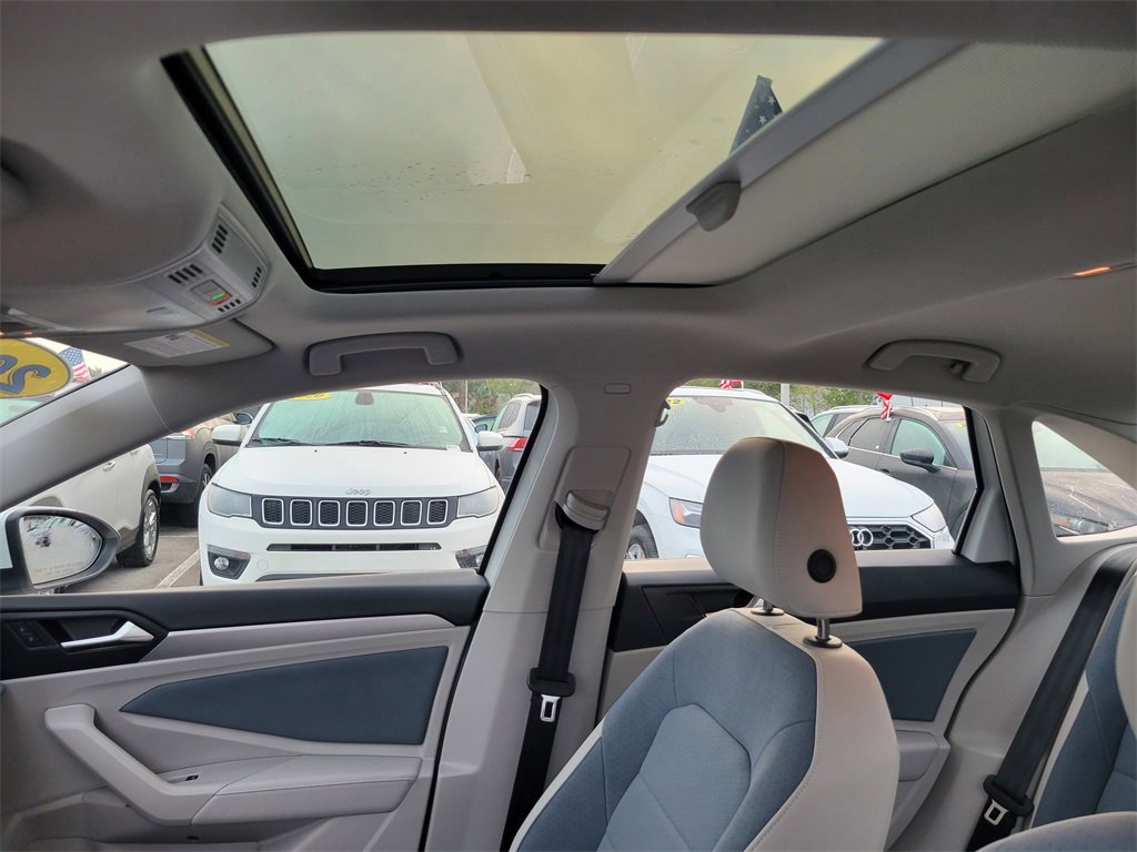 Certified 2025 Volkswagen Jetta SE w/ Sunroof Package image 15