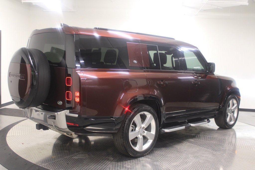 Used 2023 Land Rover Defender 130 SE image 11