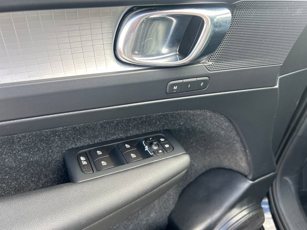 Used 2019 Volvo XC40 T5 Momentum image 14