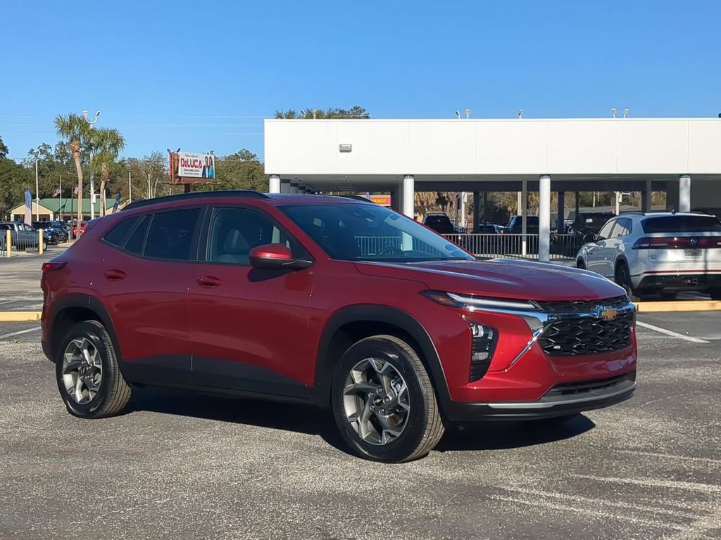 Used 2025 Chevrolet Trax LT w/ LT Convenience Package image 2