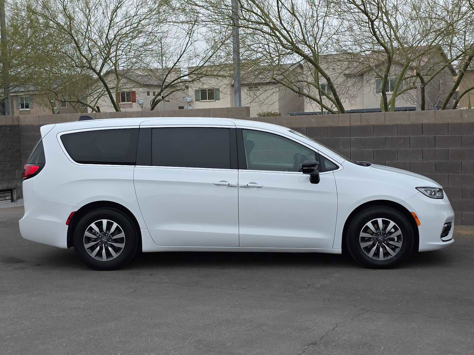 Used 2024 Chrysler Pacifica Select image 10