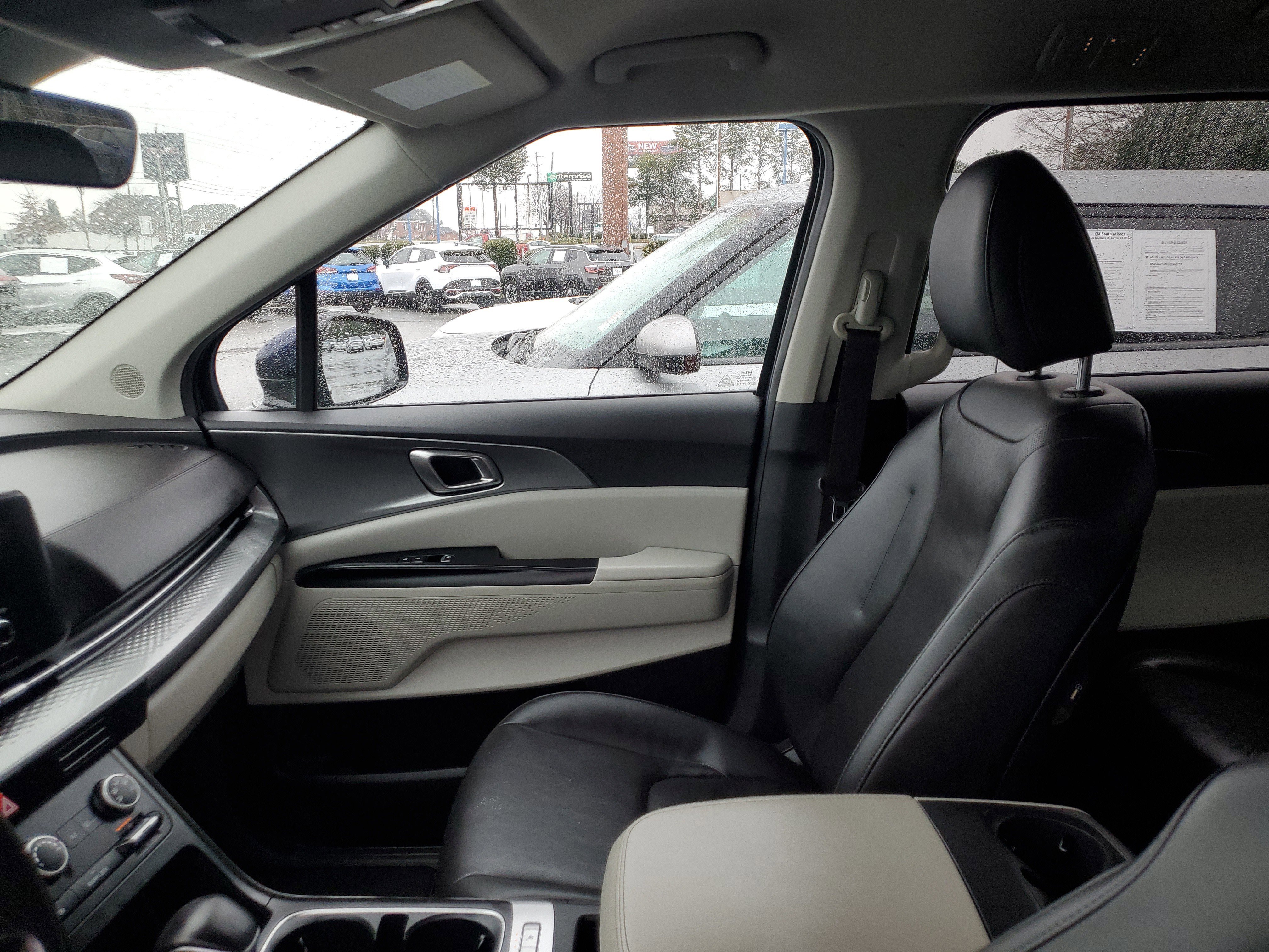 Used 2022 Kia Carnival LX image 17